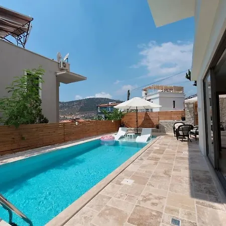 Central Triplex With Pool & Partial Sea View Holiday home *